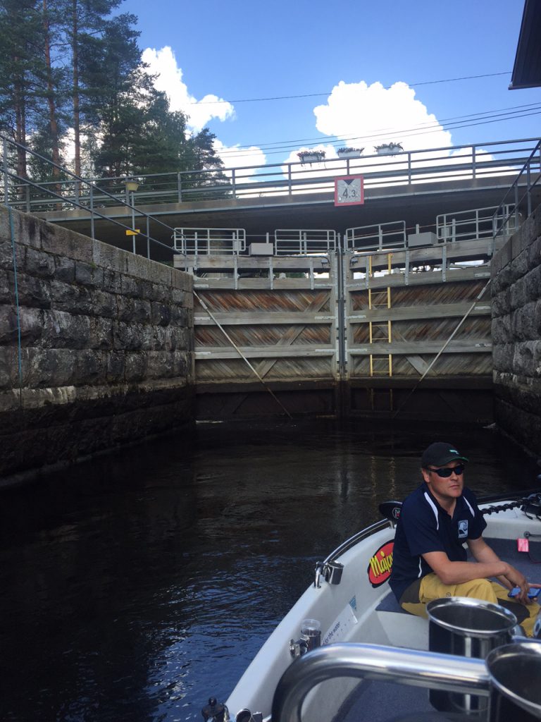 Jouduimme menemään Lastukosken kanavan läpi